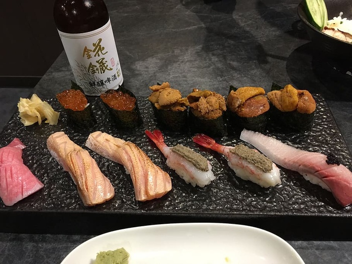 nigiri，nigiri寿司，生鱼片，新鲜度，食品，食品和饮料，人手，人体部位