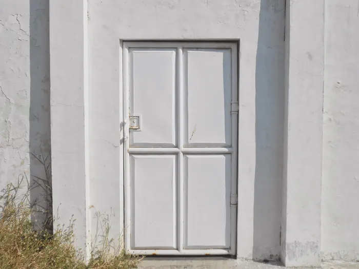 白天关闭白色门