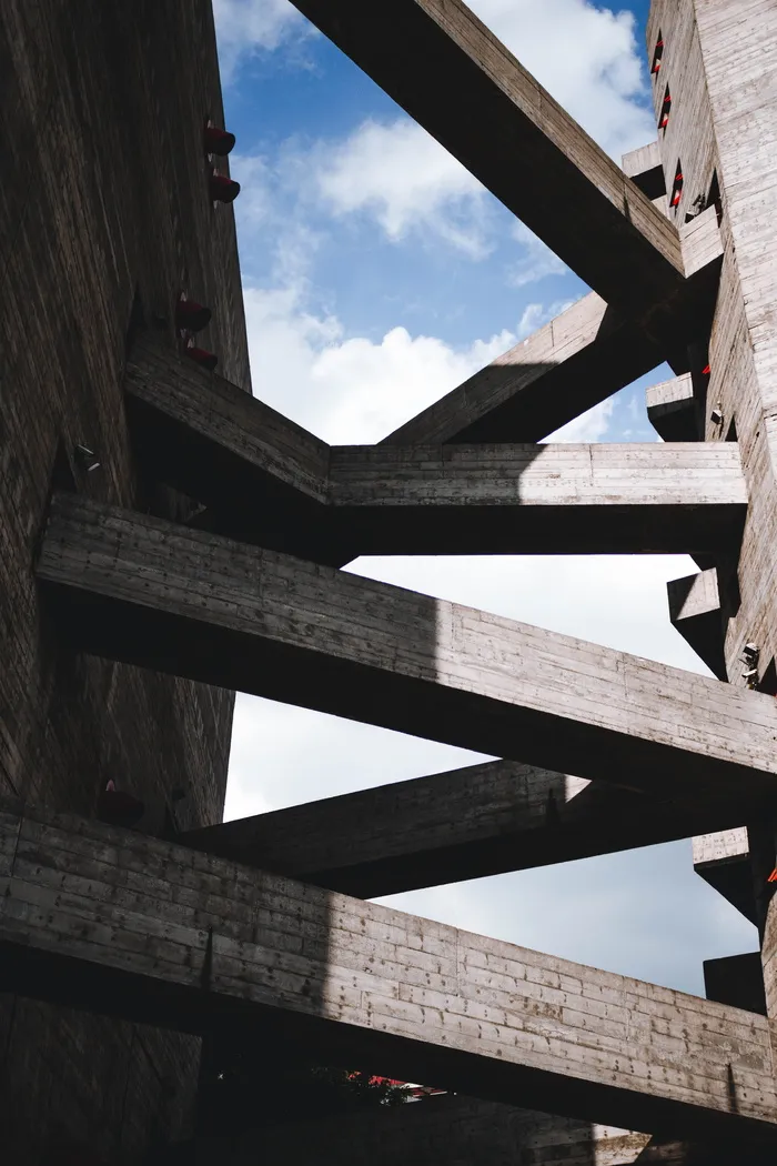 蓝天下建筑的低角度视图