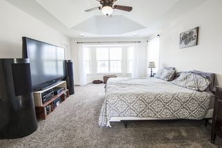 床脚上的黑色平板电视