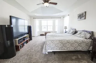 床脚上的黑色平板电视