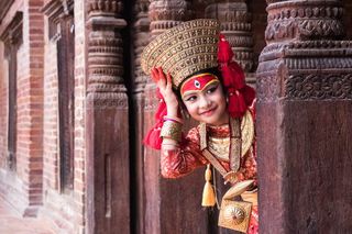 穿着红色连衣裙的女人靠在墙上