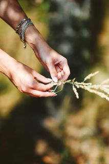 一位穿着灰色短上衣的妇女手里拿着小麦