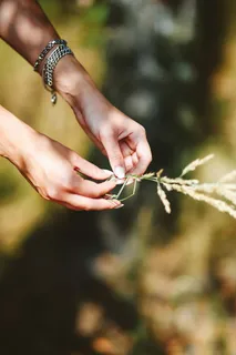 一位穿着灰色短上衣的妇女手里拿着小麦