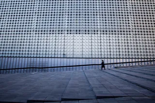 站在现代办公楼上的男人