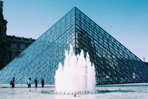 法国,巴黎,卢浮宫博物馆,建筑,蓝色,室外,水,喷泉 法国,巴黎,卢浮宫博物馆,建筑,蓝色,室外,水,喷泉