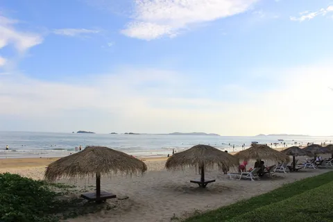 热带海滩上传统的茅草遮阳伞