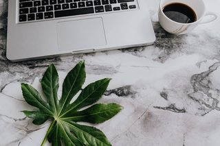 大理石桌上的苹果MacBook