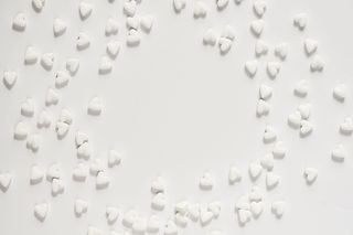 白色表面上的白色心形装饰