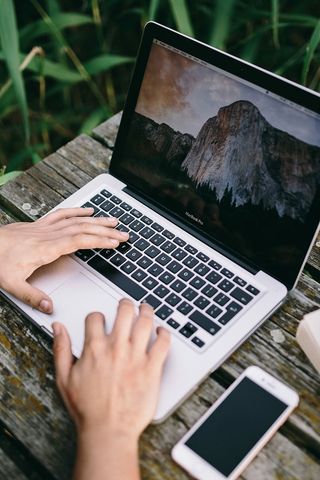 在湖边开发Macbook的人