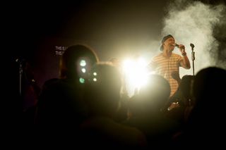 音乐会、音乐、崇拜、艺术文化娱乐、表演、人群、年轻人、年轻男子