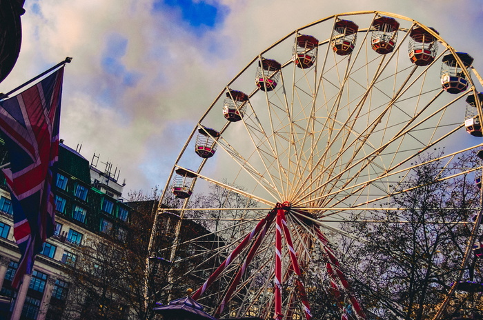 白云下的摩天轮