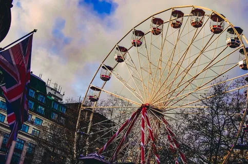 白云下的摩天轮 白云下的摩天轮