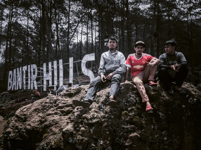 令人敬畏的地方，bantir hills l，位于爪哇中部的sumowono，树，植物，真人，年轻人