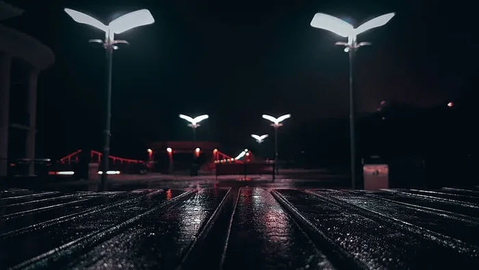 波尔附近空无一人的街道