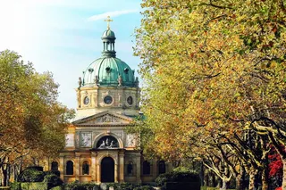 棕色和青色大教堂