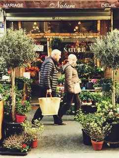 男人和女人在植物之间行走