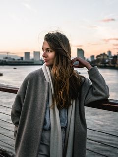 靠在扶手上的女人 靠在扶手上的女人