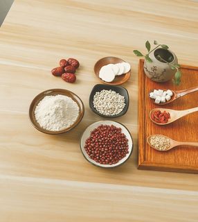 碗上的坚果和三个盛有配料的汤匙的食物照片