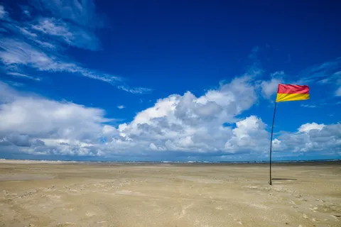 红色,黄色,旗帜,海滩,天空,蓝天,云天,沙滩 红色,黄色,旗帜,海滩,天空,蓝天,云天,沙滩