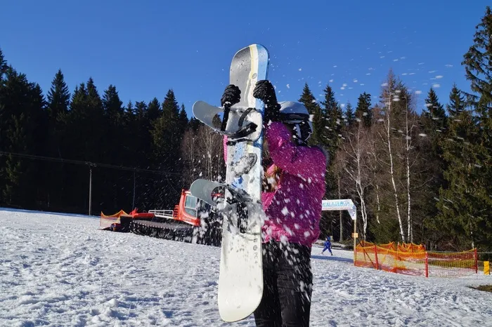 滚雪球，下雪，冬天，高山，乐趣，游戏，滑雪板，寒冷的温度