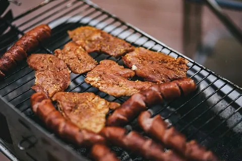 烤架上的猪肉和香肠 烤架上的猪肉和香肠