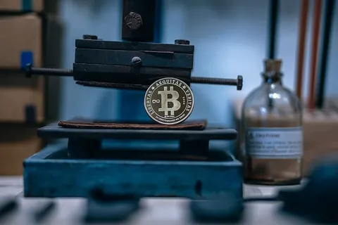 镀金比特币放在生锈的机器上,背景模糊 镀金比特币放在生锈的机器上,背景模糊