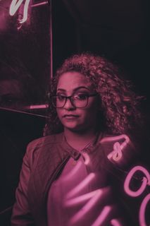 戴黑框眼镜的女人