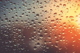 雨落在玻璃窗上的抽象镜头