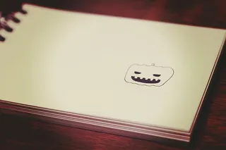 棕色木质表面上的白色春季笔记本