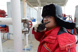 石油工人，在雪中，坚定，真正的人，一个人，衣服，腰起来，年轻的成年人