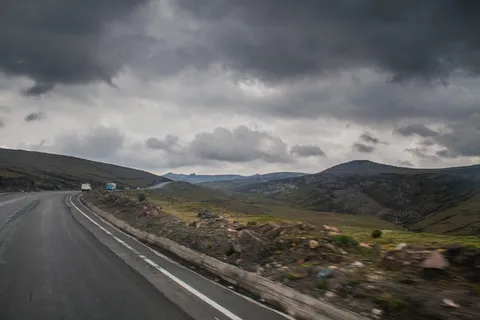 多云时靠近棕色石头的道路 多云时靠近棕色石头的道路