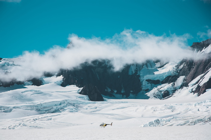 蓝天下的雪山