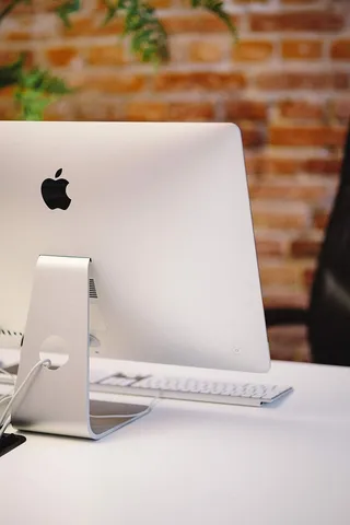 现代办公室内，老式砖墙