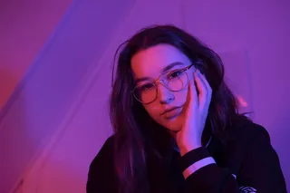 白墙附近的女人