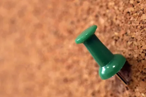 绿色,纸别针,选择性,聚焦照片,绘图别针,钉板,选择性,办公室 绿色,纸别针,选择性,聚焦照片,绘图别针,钉板,选择性,办公室