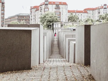 白色建筑的棕色混凝土砌块地板 白色建筑的棕色混凝土砌块地板