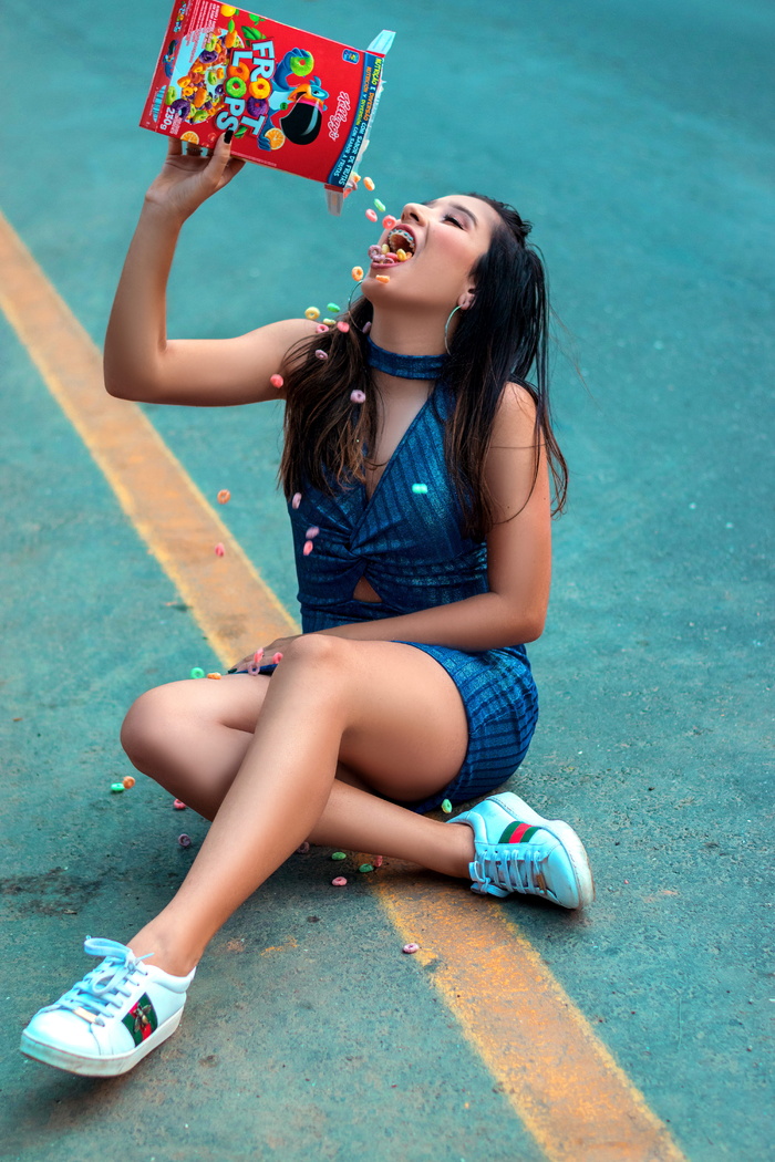 坐在路上吃弗劳特圈的女人