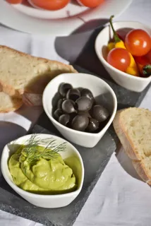 antipasti,番茄,番石榴,橄榄,鳄梨,起司,面包,油 antipasti,番茄,番石榴,橄榄,鳄梨,起司,面包,油