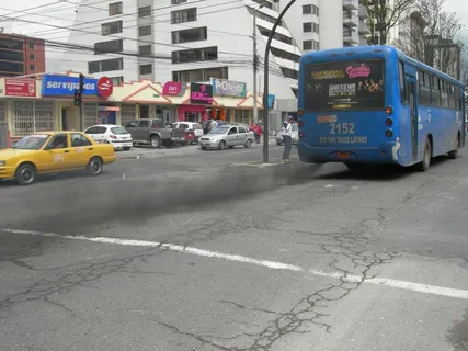 废气、污染、环境、厄瓜多尔基多、公共交通、公共汽车、交通 废气、污染、环境、厄瓜多尔基多、公共交通、公共汽车、交通