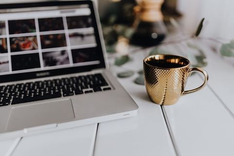 白桌子上的苹果MacBook和咖啡