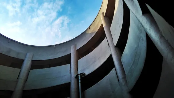 圆形混凝土建筑的低角度摄影 圆形混凝土建筑的低角度摄影