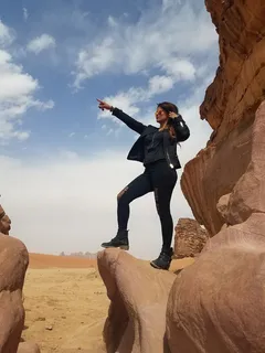一名妇女站在岩层上的照片 一名妇女站在岩层上的照片