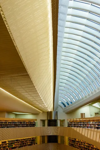 白色和米色建筑天花板