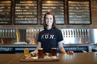 桌子前面的女人