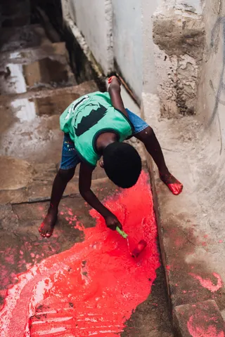 男孩用红色油漆地板