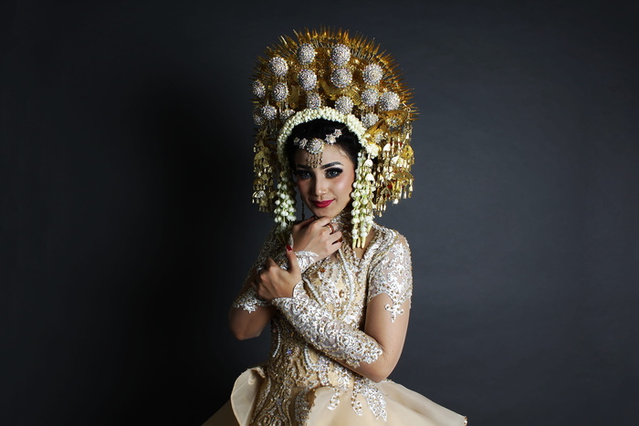 米色蕾丝连衣裙和头饰造型的女人