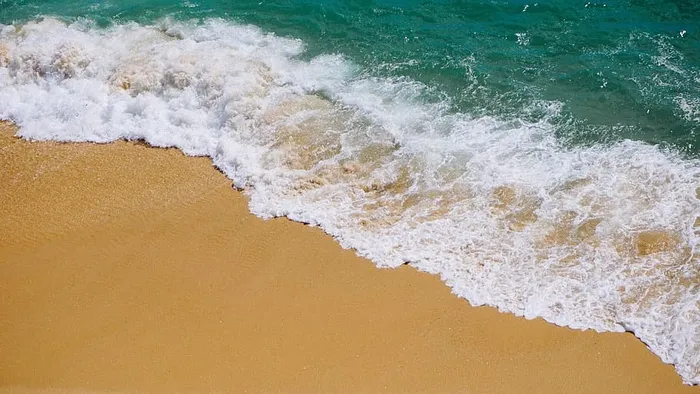 海浪拍打海滩照片