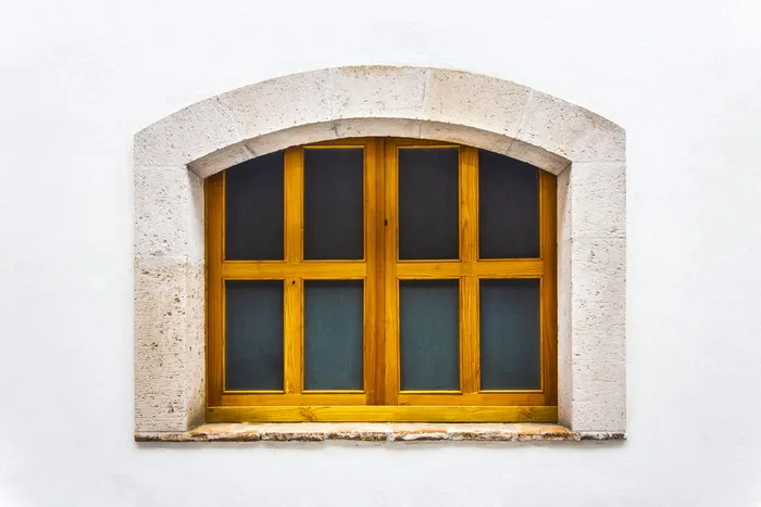 棕色木框玻璃窗