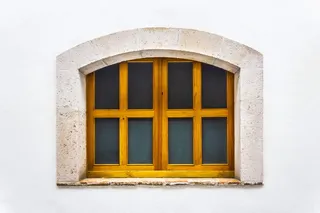 棕色木框玻璃窗